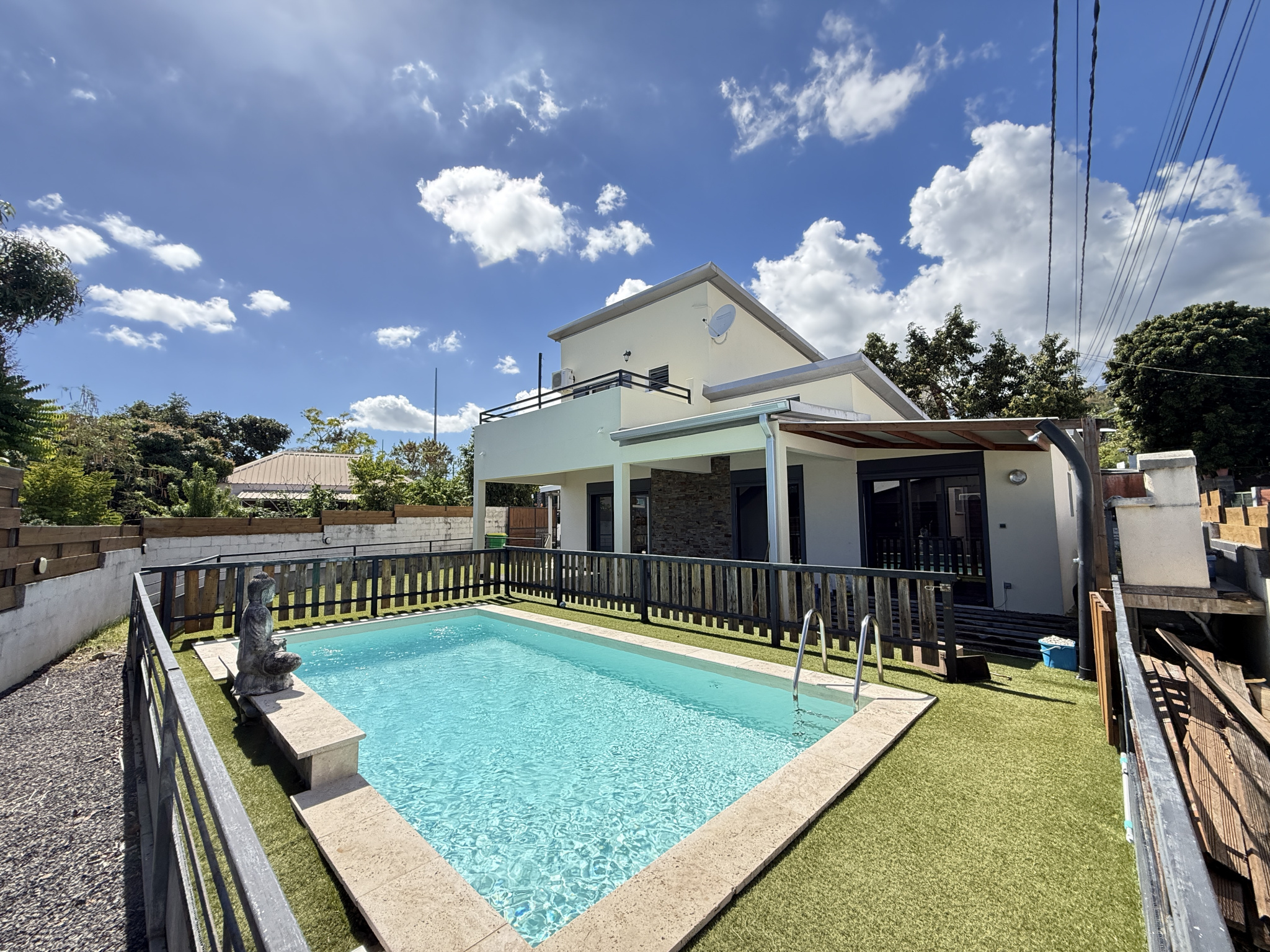 À VENDRE   LA POSSESSION   MAISON T4 RÉCENTE AVEC PISCINE