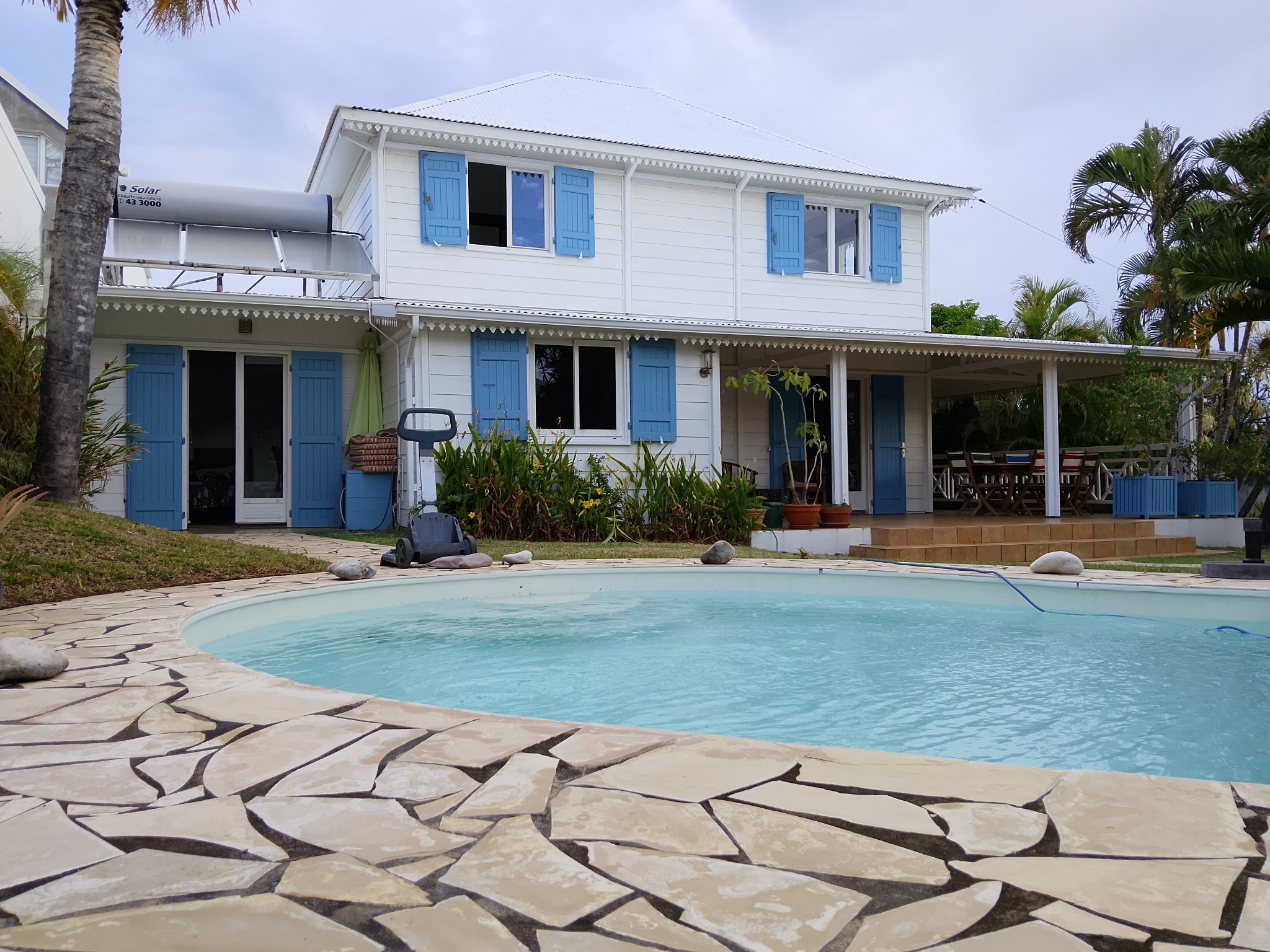 À Vendre   MAGNIFIQUE VILLA T7 EN BOIS AVEC PISCINE A SAINT-PIERRE